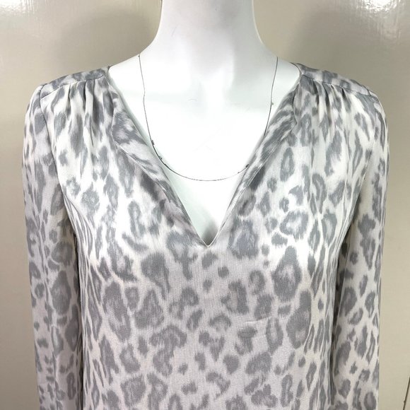 Joie grey/ivory jaguar print V neck Silk Blouse - Picture 9 of 10